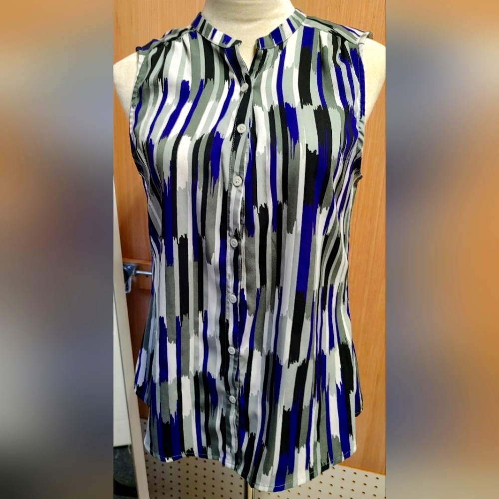 Banana Republic. New with out tags, sleeveless button-down top.  Size Medium.